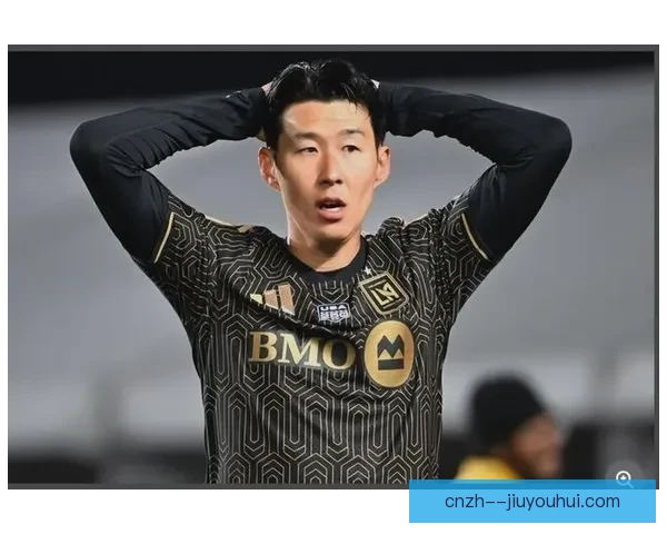 孙兴慜国家队训练间隙停步与远道而来英国球迷合影留念瞬间记录